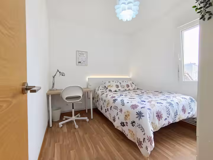 Habitación pequeña con cama de 135 y mesa de estudio en el centro de Santander