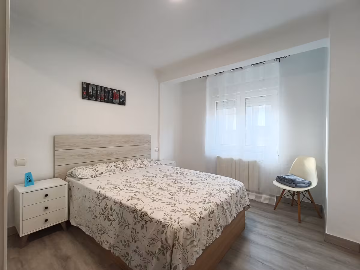 Habitación grande con cama de 135, escritorio y armarios empotrados en Santander