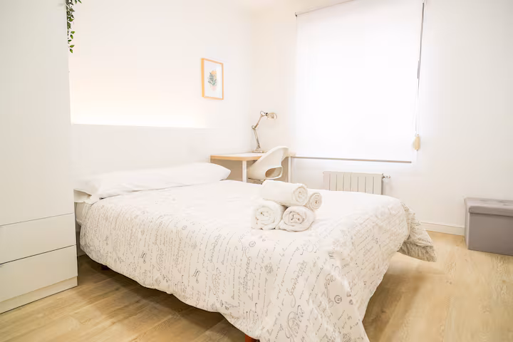 Habitación con cama de 135, mesa de estudio y baño privado en Torrelavega