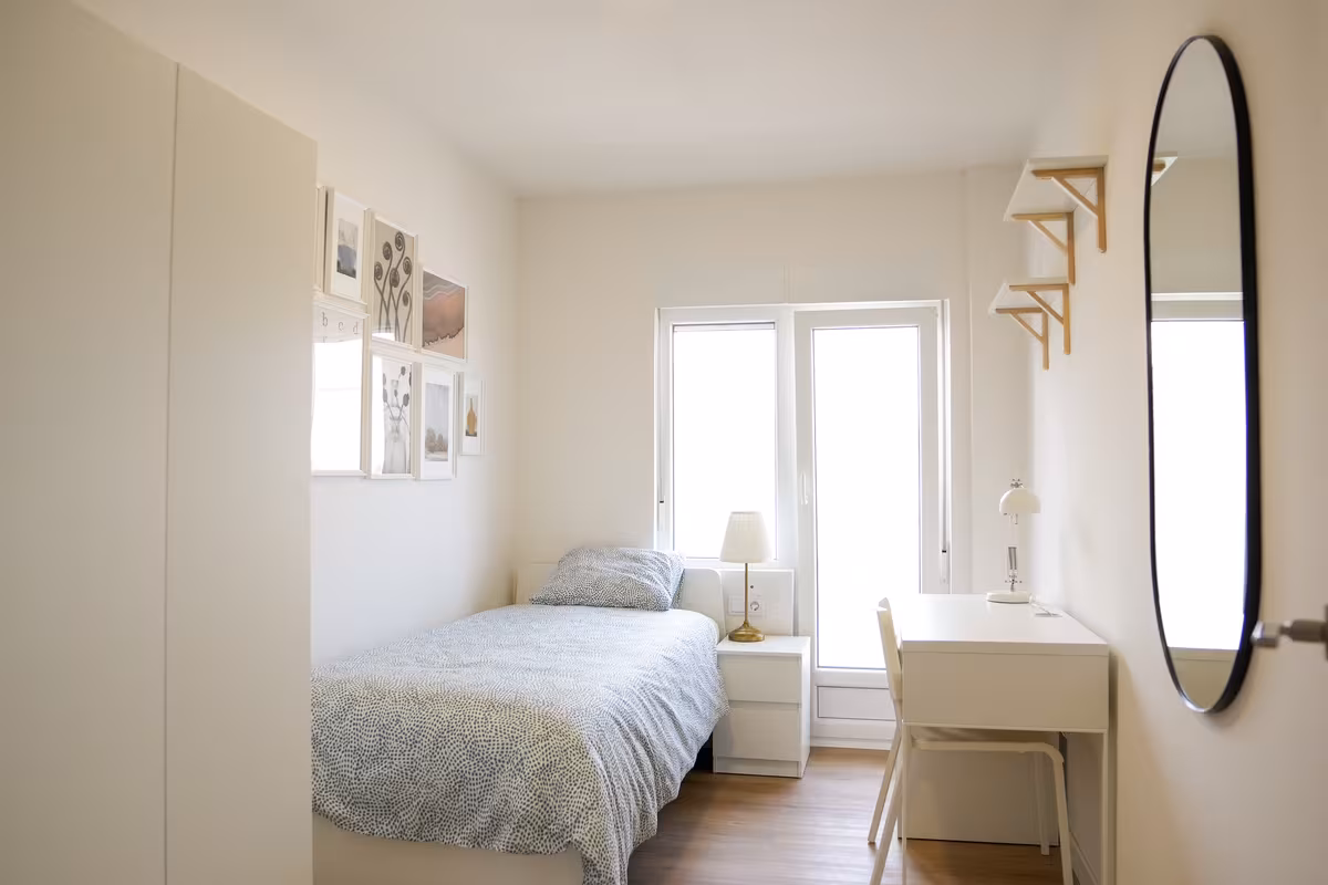 Habitación pequeña con cama de 90, escritorio y espejo en Santander