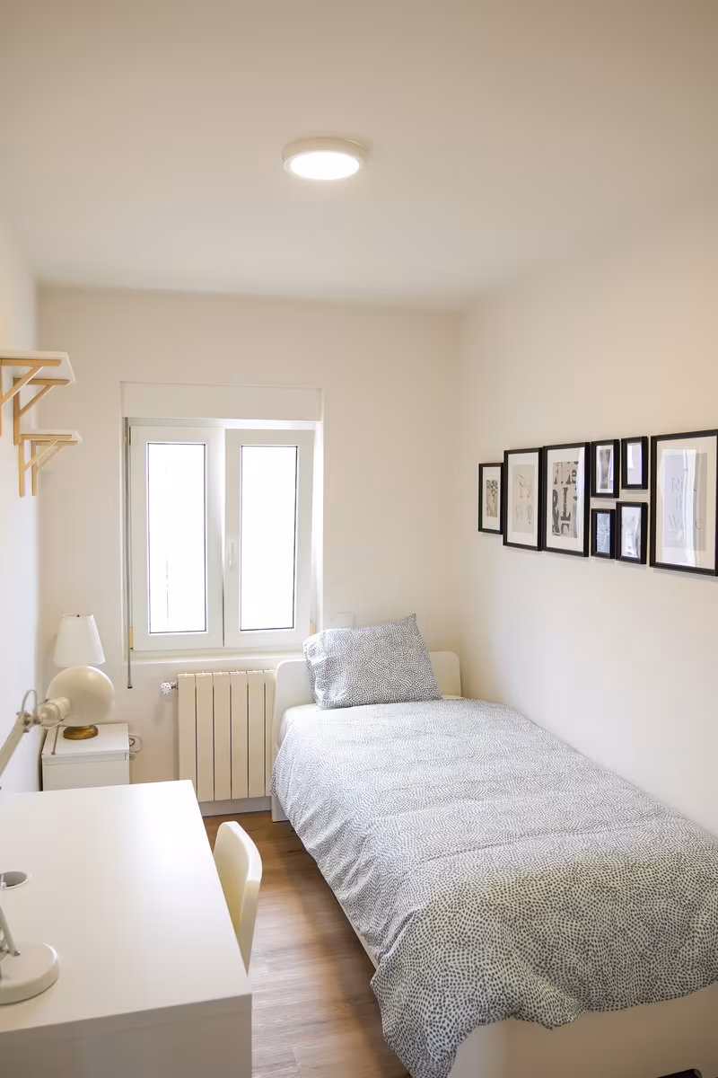 Habitación individual con cama de 90, escritorio y espejo en Santander