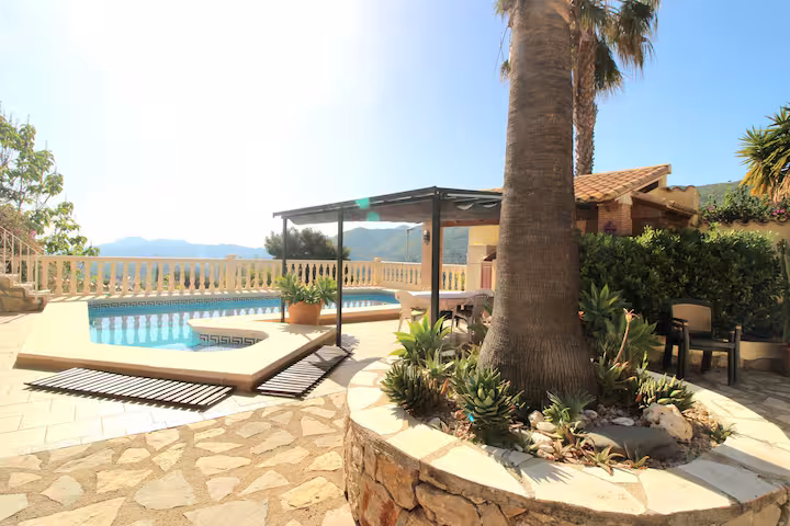 Casa de diseño modular con piscina y vistas a la montaña en Denia