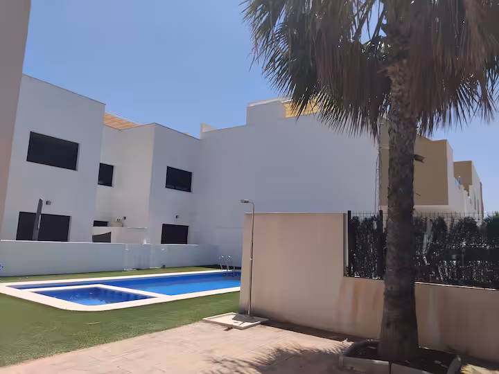 Apartamento luminoso con patio privado y piscina en San Pedro del Pinatar