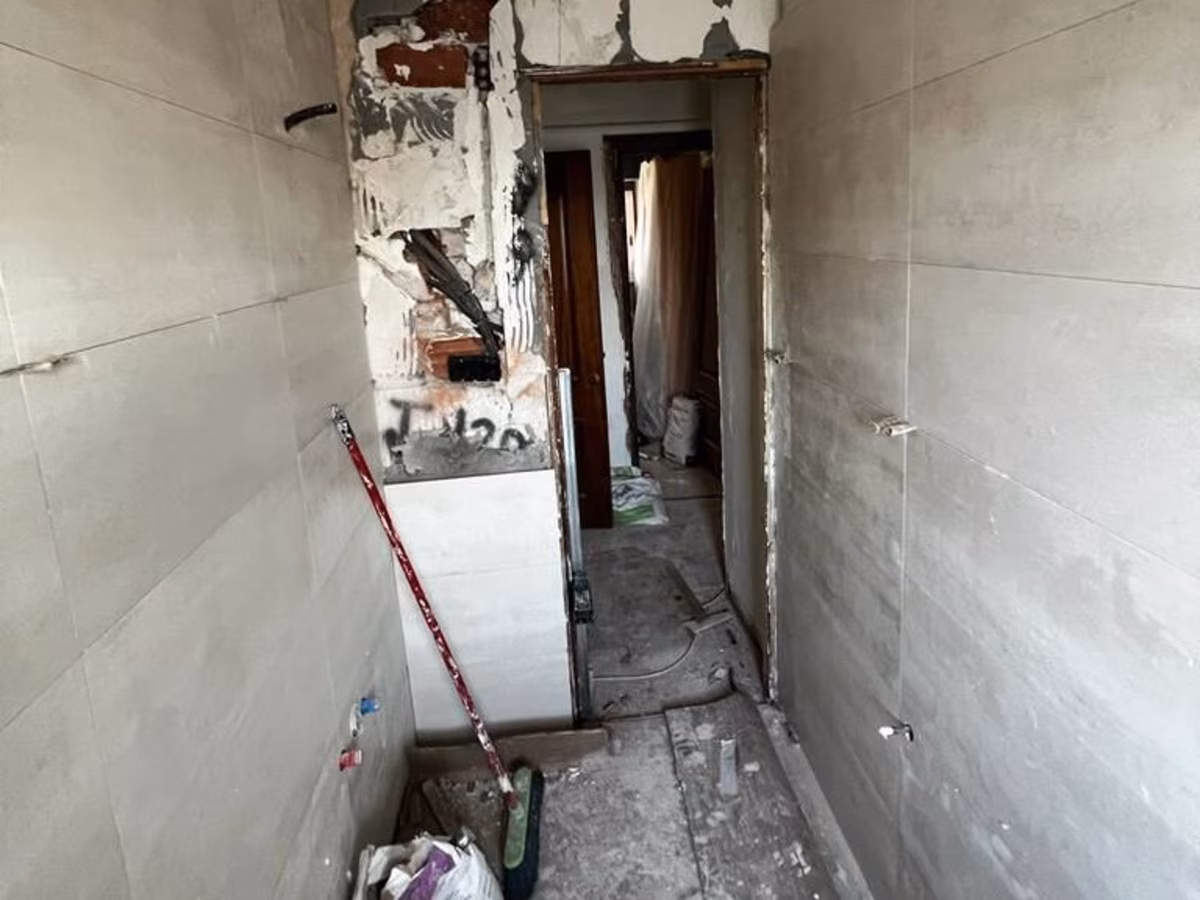 Baño en obra, con los azulejos colocados y el resto por terminar